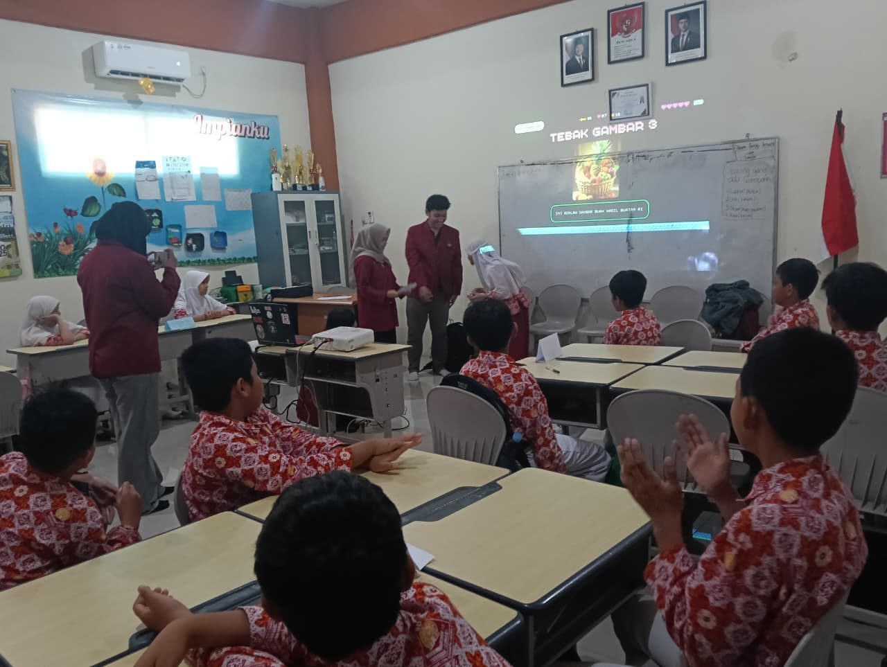 Mahasiswa Telkom Surabaya Kenalkan AI dengan Cara Seru dan Islami di SDM Limas