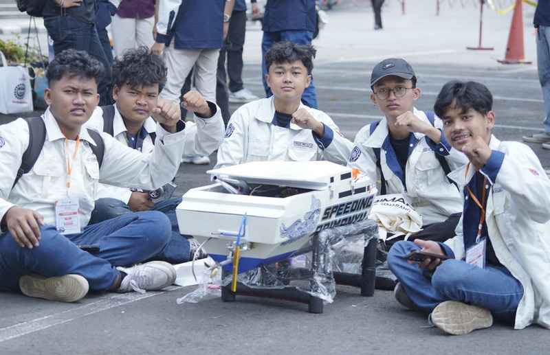 Tim Peserta KKI 2025 menunjukkan Prototype kapal yang akan dilombakan. (ist)