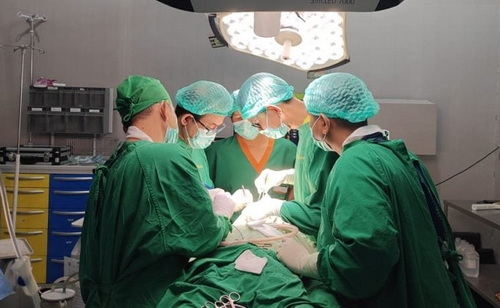 Tim Rescue UMY Tangani Pasien Kanker Lidah di Barak Pengungsian Aceh