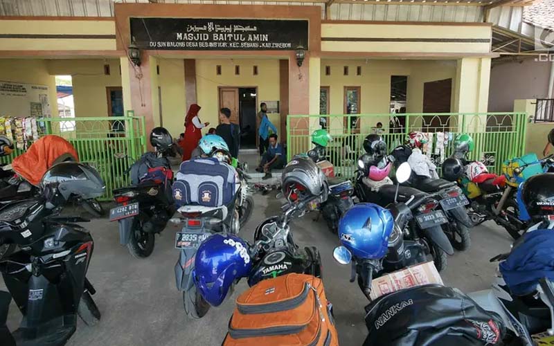 Para pemudik dengan motor melepas lelah dan beristirahat di masjid. (ist)