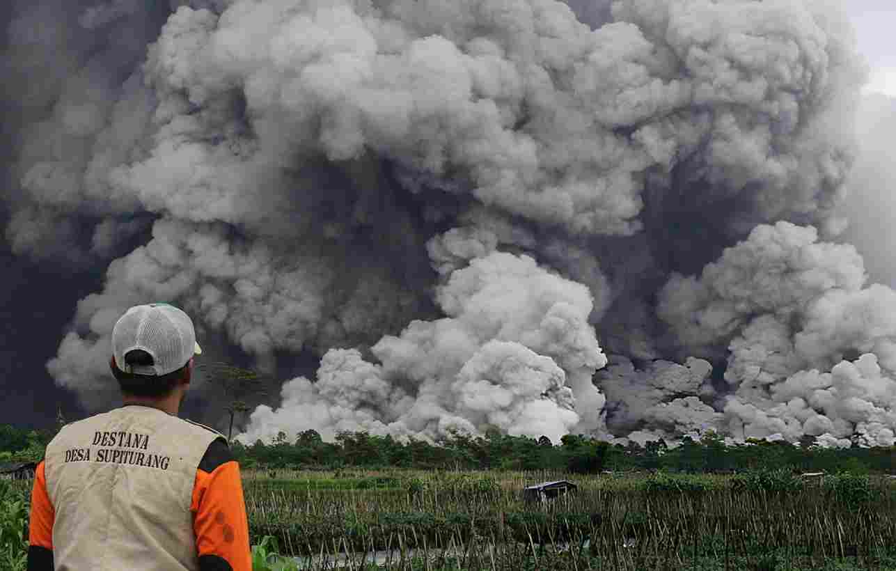 Rajab Datang di Tengah Dentuman Semeru dan Riuh Hari Basket Dunia