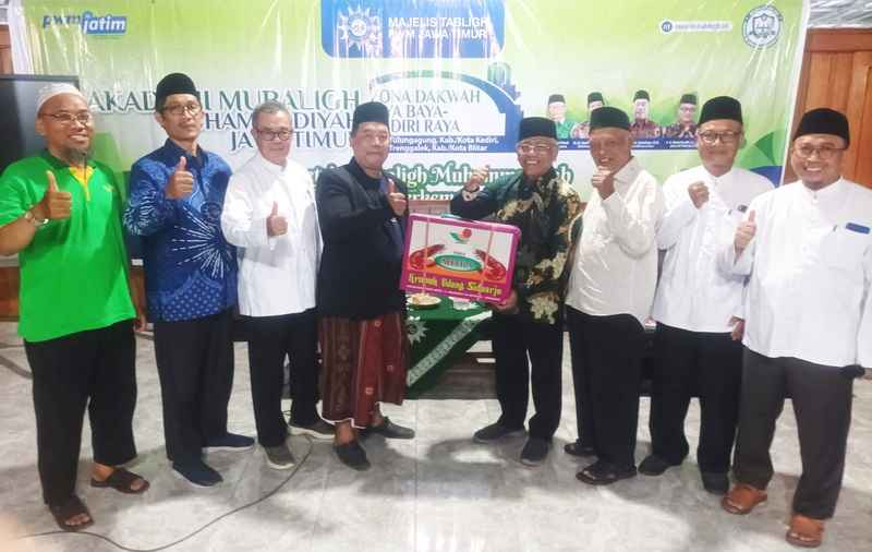 H. Sutrimo (baju batik tengah) bersama pengurus MT PWM Jatim. (nun)