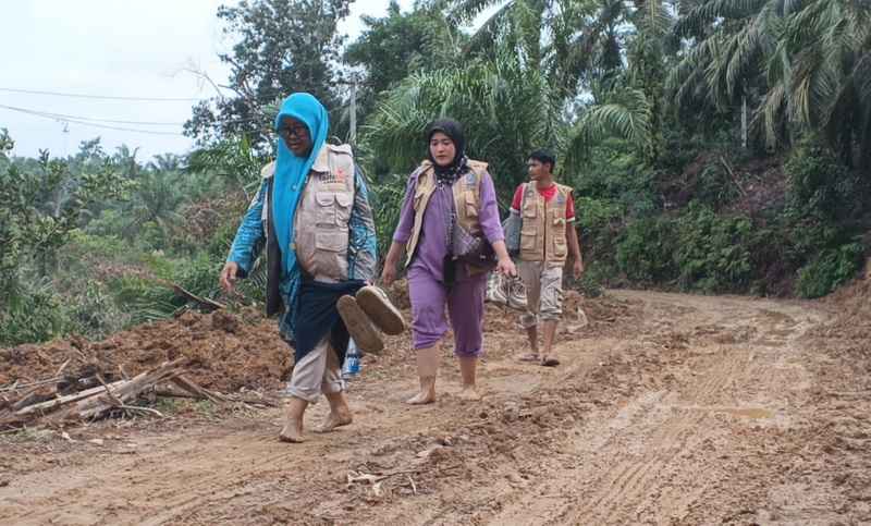Tim MDMC harus berjalan kaki menembus daerah terisolir bencana Sumatra. (ist)