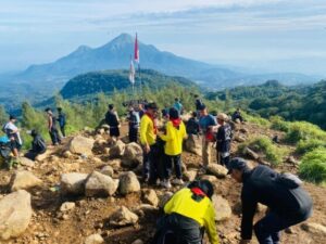 Relawan HIMMPAS membersihkan sampah di puncak gunung Puthuk Gragal. (ist)