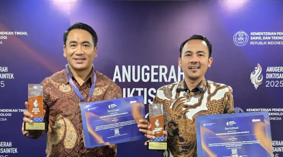 Rektor UMSURA Mundakir (kiri) dan Radius Setiyawan Wakil Rektor Bidang Riset Kerjasama dan Digitalisasi usai menerima penghargaan (ist)