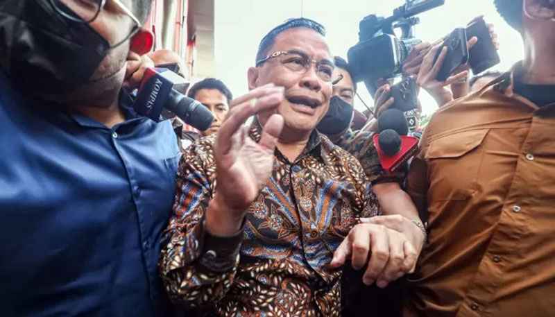 Bupati Pati,Sudewo, digiring petugas KPK usai OTT. (ist)