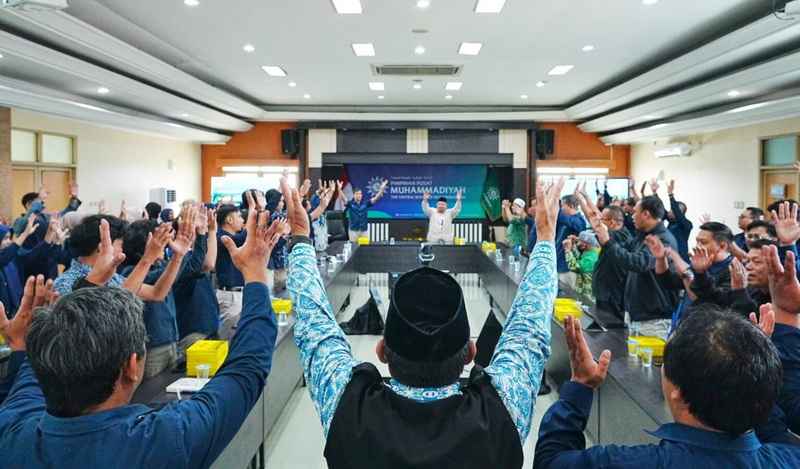 Peserta pengajian rutin bulanan di Kantor Pimpinan Pusat Muhammadiyah sedang melakukan ice breaking. (ist)