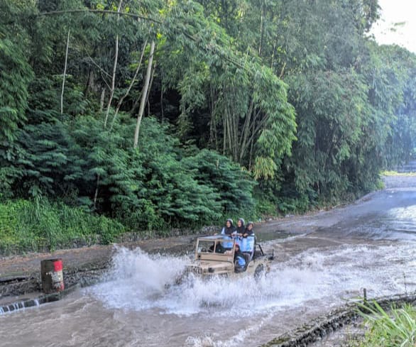 SMP MUHAMRA Banyumas Tanamkan Cinta Tanah Air lewat Outing Class Edukatif di Yogyakarta