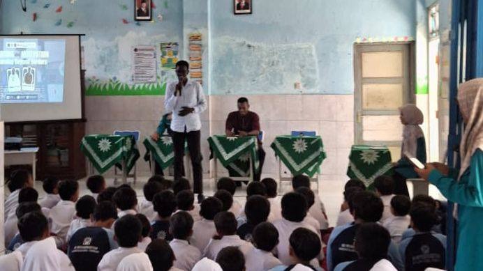 Mahasiswa Internasional UMP Bangkitkan Percaya Diri Siswa MI Muhammadiyah Karangtalun Kidul