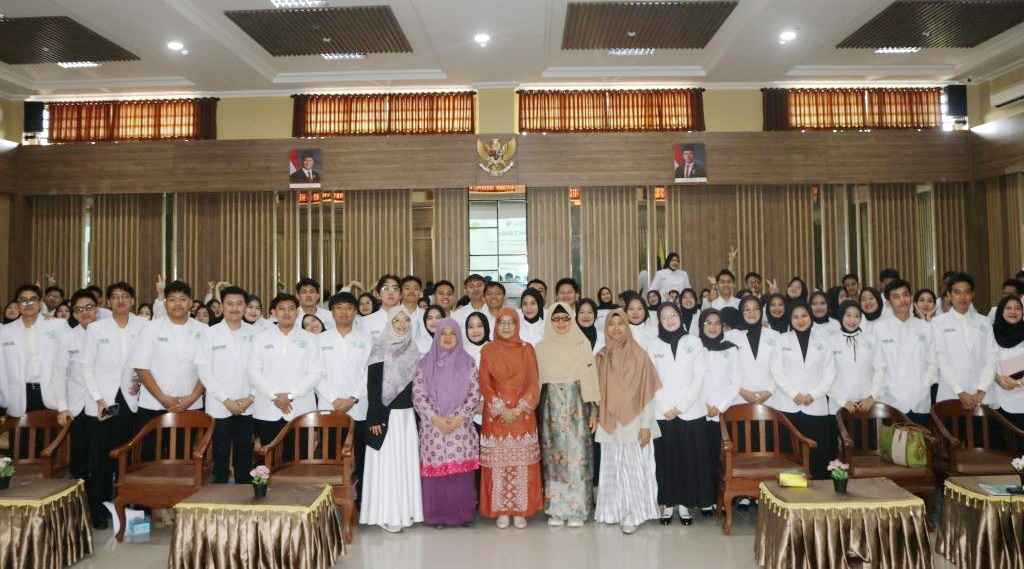 Ketua Umum PP ‘Aisyiyah, Salmah Orbayinah, bersama mahasiswa Fakultas Kedokteran Universitas Muhammadiyah Palembang. (ist)