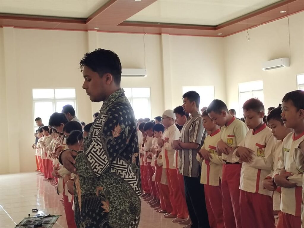 Tanamkan Karakter Islami Sejak Dini, Siswa Sekolah Kreatif SD Muhammadiyah Bangil Khusyuk Salat Jumat