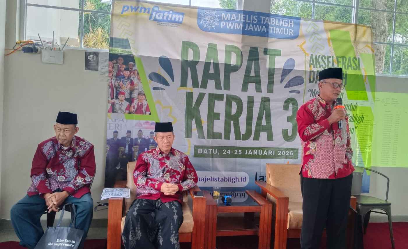 Ketua majelis taligh PWM Jatim (berdiri) saat memberikan sambutan.