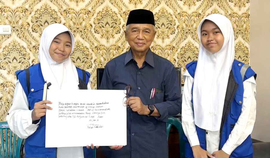 Busyro Muqoddas, memberikan apresisi pada SMP Muhammadiyah 7 Surabaya. (ist)