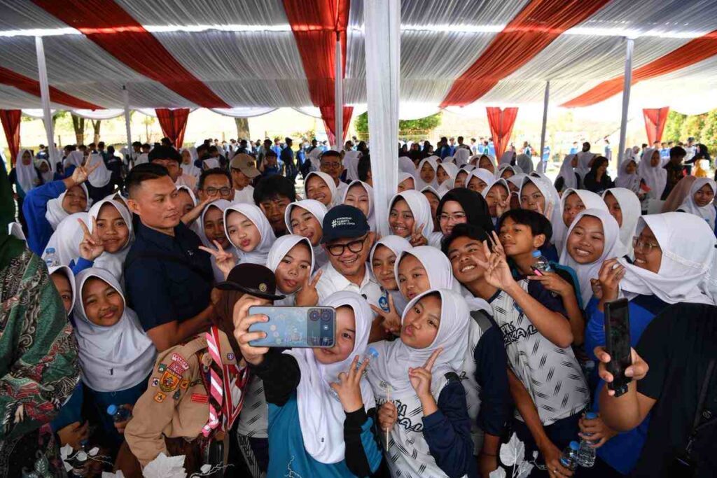 Menteri Abdul Mu’ti bersama murid-murid SMPN 1 Tarogong Kaler, Garut. (ist)