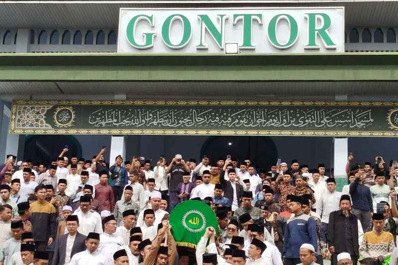 Jenazah KH Amal Fathullah Zarkasyi usai disalatkan di Masjid Jami' Pondok Modern Darussalam Gontor. (antara)