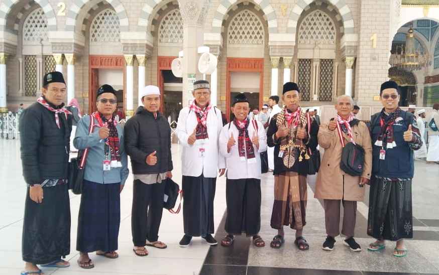 Sebagian rombongan di depan Raudhah. (Khoirul Anam)