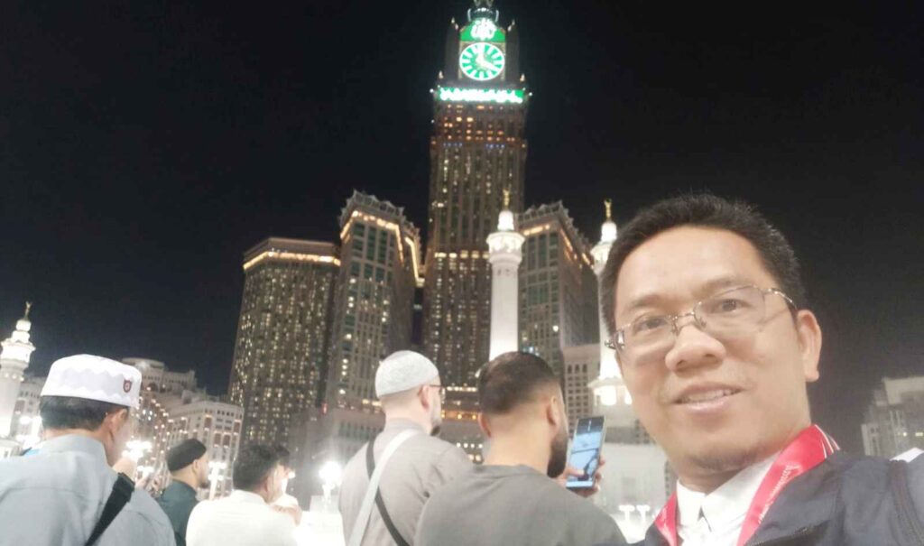 Munahar, usai sholat Isya berjamaah dan menyaksikan ribuan jamaah yang sedang menunaikan ibadah Tawaf dari Roftop Masjidil Haram (foto: Munahar)