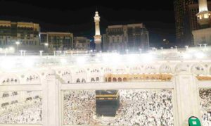 Ribuan Jamaah sedang Tawaf. Tidak sedikit yang berdesakan demi bisa mendekati dan mencium Hajar Aswad. Foto diambil dari Roftop Masjidil Haram (Foto: Munahar)
