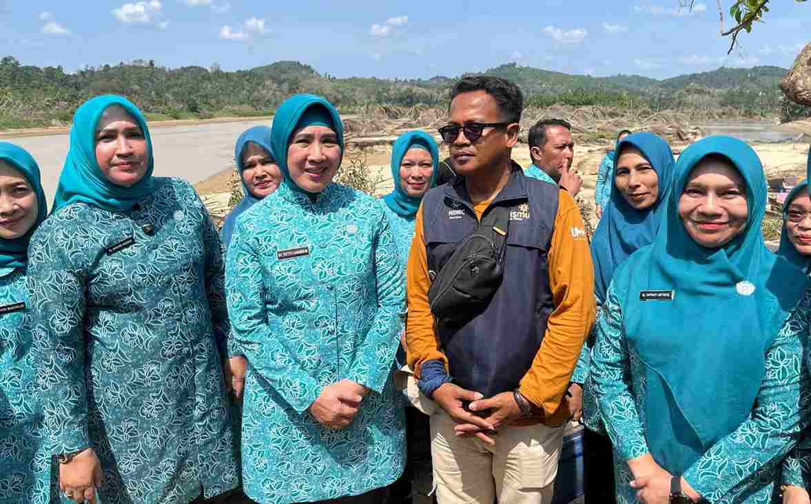 Ketua TP PKK Pusat mengunjungi pengungsi di Aceh Tamiang. (ist)