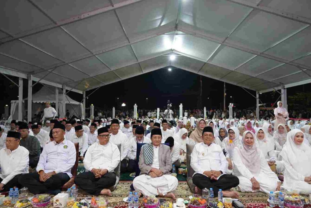 Menag Nasaruddin Umar bersama umat dalam peringatan Isra' Mi'raj di Riau. (ist)