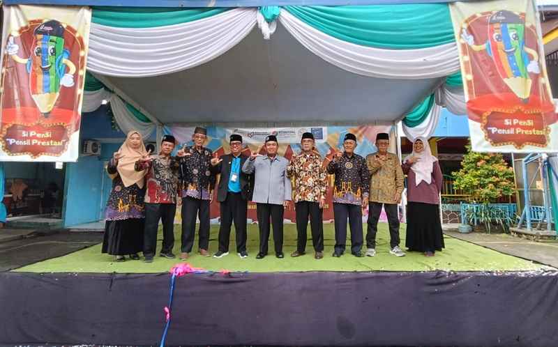 Pimpinan Cabang Muhammadiyah, Majelis Dikdasmen PCM Wiyung Bersama Kepala Sekolah Saat Milad SDM Limas Ke 75. (ali shodiqin)