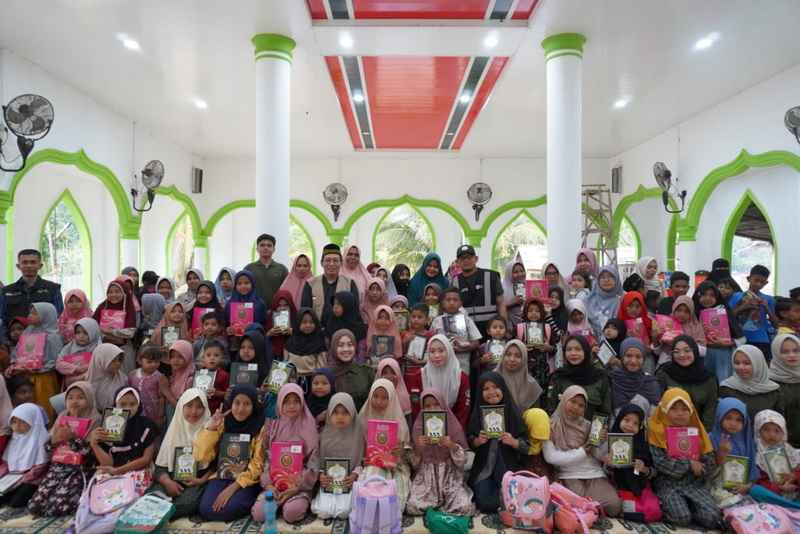 Kemenag memberikan bantuan Al Quran dan kitab Iqro pada penyintas banjir Sumatra. (ist)