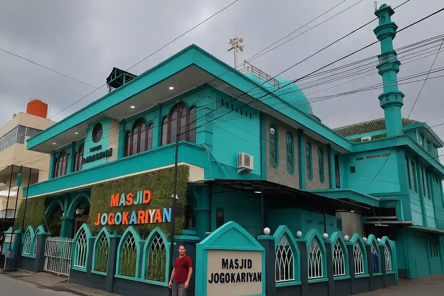 Rentanya Orang Tua, Sibuknya Pemuda