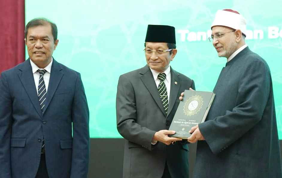 Menag Nasaruddin Umar memberikan mushaf al-Qur'an huruf Braille pada pimpinan Al-Azhar. (ist)