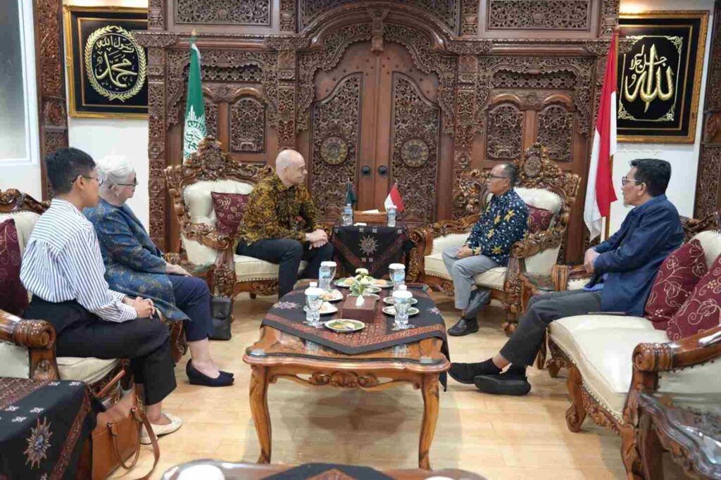 Matthew Nicholson saat berdialog dengan Jamhari Makruf. (ist)