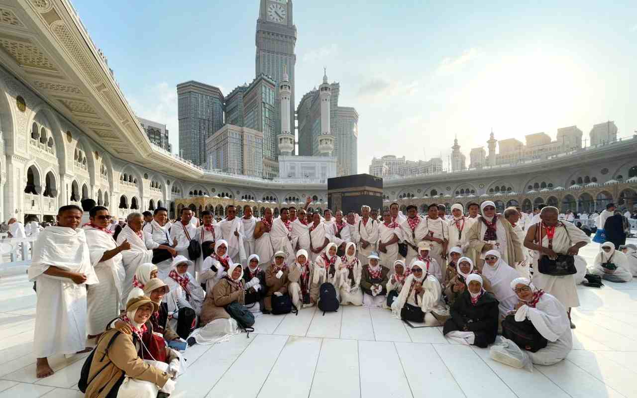 Munahar, Kepala SD Muhammadiyah 6 Surabaya bersama rombongan sebanyak 50 orang usai menunaikan Tawaf (Foto: M. Rusman Fajar, Muthawif)