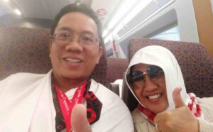 Munahar dan istri, saat berada di kereta cepat Madinah-Makkah (Foto Dokumen: Munahar)