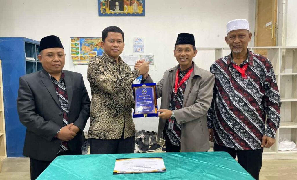 Dari kanan ke kiri: Ust. Muhammad Naim, M.Pd., Mewakili Majelis Dikdasmen PDM Kota Surabaya, Amang Muazam, M.Pd.I, Ketua K3S SD/MI Muhammadiyah Kota Surabaya, Mustafa, M.Pd., Kepala Sekolah Indonesia Makkah, dan Rohim, M.Pd., Sekretaris K3S SD/MI Muhammadiyah Kota Surabaya.