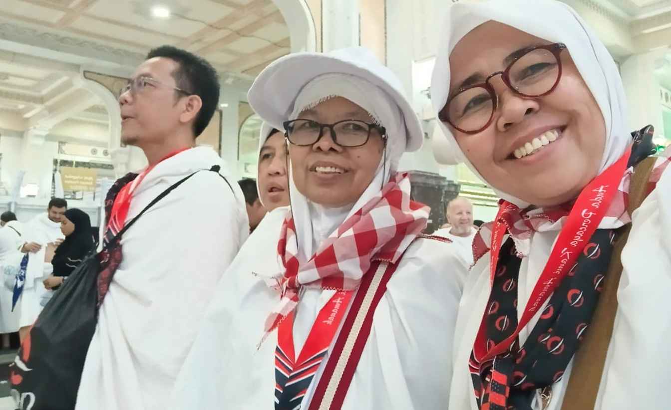 Munahar, M.Pd., Kepala SD Muhammadiyah 6 Surabaya (foto kiri) dan Umi Sarofah, M.Pd., Kepala MI Muhammadiyah 5 Surabaya Periode 2017-2025 (foto kanan) saat menunaikan Ibadah Sa'i. (Foto: Umi Sarofah)