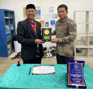 Munahar, M.Pd., Kepala SD Muhammadiyah 6 Surabaya saat menyerahkan vandel Gen Q