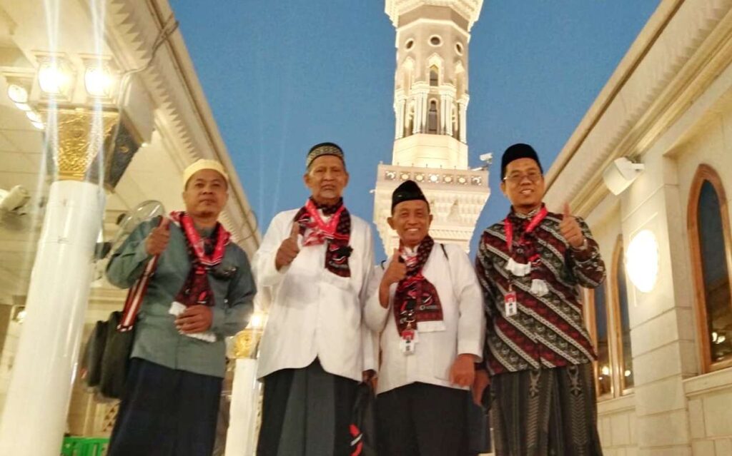 Dari kanan ke kiri: Munahar, Drs. Ah. Zaini, M.Pd. (Ketua PCM Ngagel Surabaya), Drs. Muhammad Naim, M.Pd., (Ketua Muhammadiyah Training Center PDM Kota Surabaya), M. Khoirul Anam, M.Pd.I, (Kepala SD Muhammadiyah 10 Surabaya)