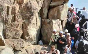 Para penziarah saat antri masuk melewati celah bebatuan. Jalan ini hanya bisa dilewati 1 orang dengan posisi memiringkan badan. Dari titik ini masih 3-4 meter baru sampai di Gua Hira (Foto: Kocik Ishak)