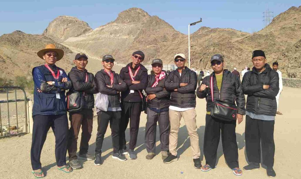 Dari Kiri ke kanan: Munahar, Kepala SD Muhammadiyah 6, Ainoen Najib, Kepala MI Muhammadiyah 23, Amang Muazam, Ketua K3S SD/MI Muhammadiyah Kota Surabaya, Muhammad Ain, Kepala SD Muhammadiyah 20, Khoirul Anam, Kepala SD Muhammadiyah 10, Priyo Sasongko, Kepala SD Muhammadiyah 21, Muhammad Arifin, Direktur Pustaka Cendikia, dan Ahmad Munhamir, Kepala SD Muhammadiyah 17 Surabaya, saat akan memulai perjalanan napak tilas spiritual. (Foto: Munahar)