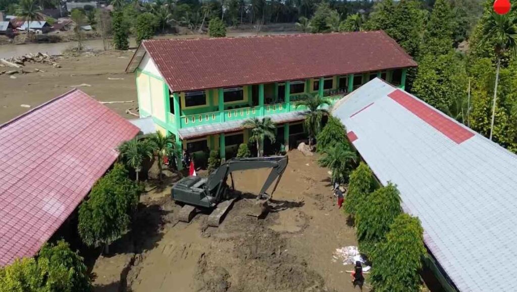 Setelah dibersihkan dengan alat berat, akhirnya MIN 2 Pidie Jaya sudah bisa beroperasi. (ist)