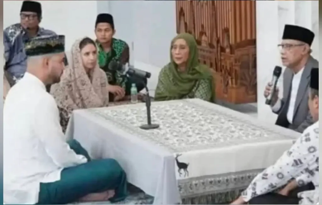 Calon Menantu Susi Pudjiastuti Resmi Masuk Islam, Haedar Nashir Pimpin Ikrar Syahadat