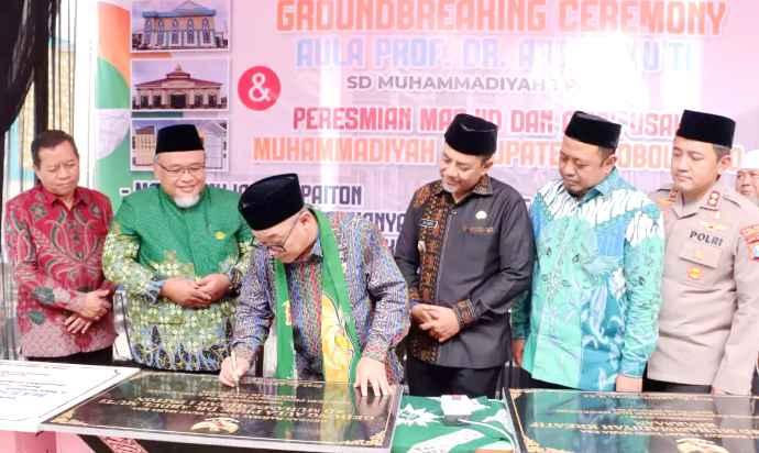 Menteri Dikdasmen Prof. Dr. Abdul Mu'ti, M.Ed meresmikan gedung pendidikan Muhammadiyah dan Masjid di Kabupaten Probolinggo. (radar bromo)