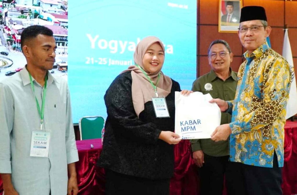 Irwan Akib secara simbolis menyerahkan materi pelatihan pada perwakilan peserta SEKAM. (ist)