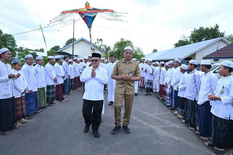 Menteri Abdul Mu'ti disambut dengan iringan selawat badar. (ist)