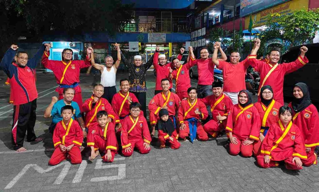 Latihan perdana tapak suci yang diinisiasi PCM Wiyung. (ist)