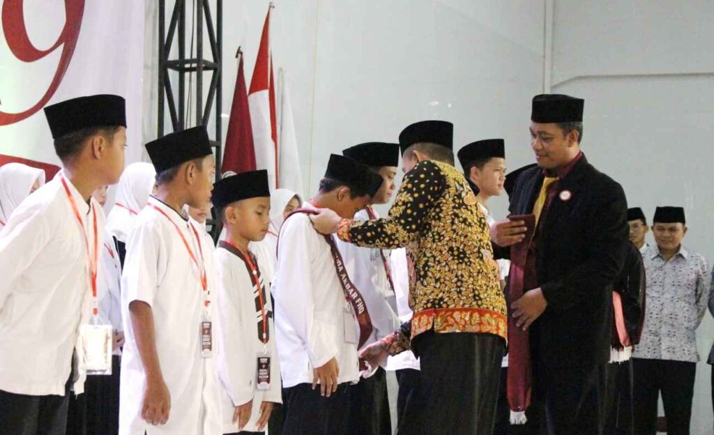 Perwakilan wisudawan penghafal Al Qua'an dilantik secara simbolis. (ist)
