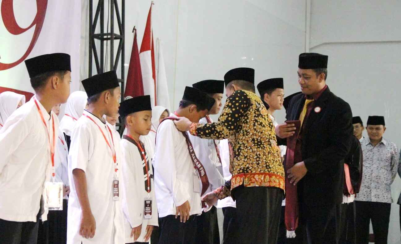 Perwakilan wisudawan penghafal Al Qua'an dilantik secara simbolis. (ist)