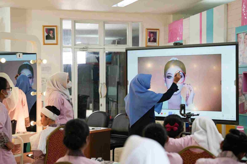 Papan ineraktif menjadi sarana pendidikan di SMKM 1 Pandaan.(ist)