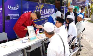 Para santri dan kyai sedang memeriksakan kesehatan. (ist)