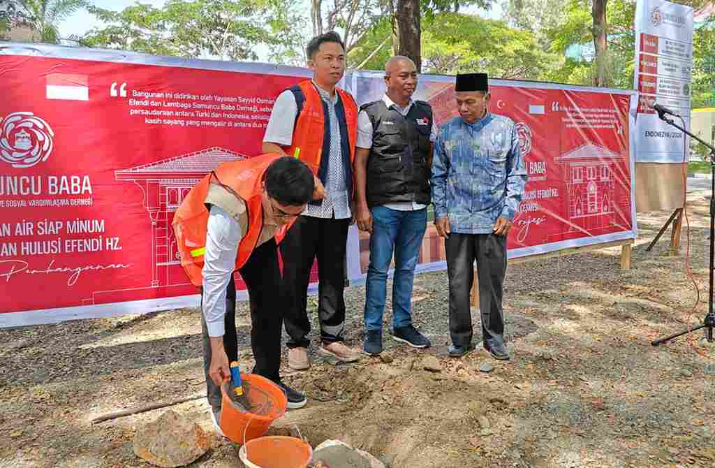Peletakan batu pertama pembangunan Anjungan Air Minum Berbasis Wakaf Internasional di UIN Ar-Raniry. (ist)