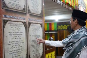 Menag Nasasruddin Umar melihat peninggalan prasasti Islam melayu. (ist)