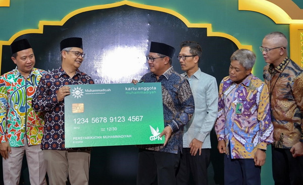 Pihak BSN dan PP Muhammadiyah menunjukkan kartu ATM khusus. (bsn)